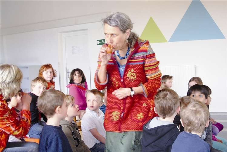 Gebannt lauschten die Kinder der Märchenerzählerin. privat