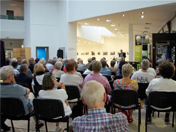 Gebannt lauschten die zahlreich erschienenen Besucherden interessanten Ausführungen von Prof. Dr. Jürgen Hardeck. Fotos: MIH