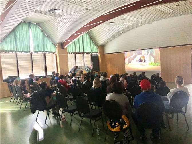 Gebannt verfolgten Eltern und Kindergartenkinder die Erzählung rund um den Meisterhasenkandidaten Max und seinen Osterhasenfreunden.