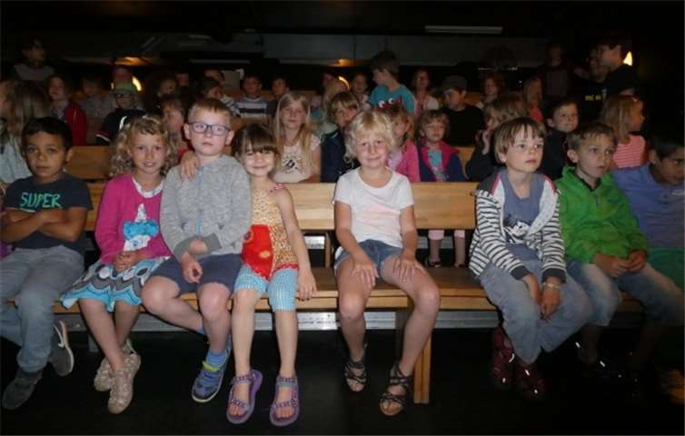 Gebannt verfolgten die Kinder das Stück vom Bären. privat