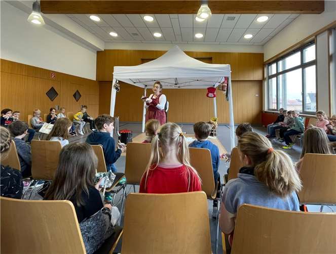 Gebannt verfolgten die Kinder das mobile Theaterstück.