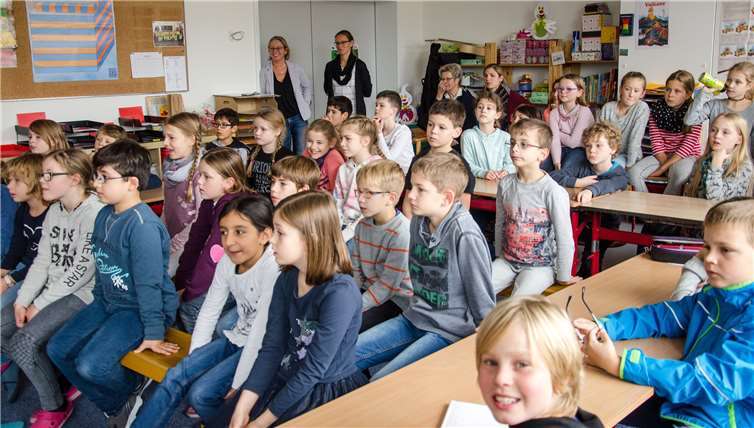 Gebannt verfolgten die Kinder den Vortrag des Geologen.