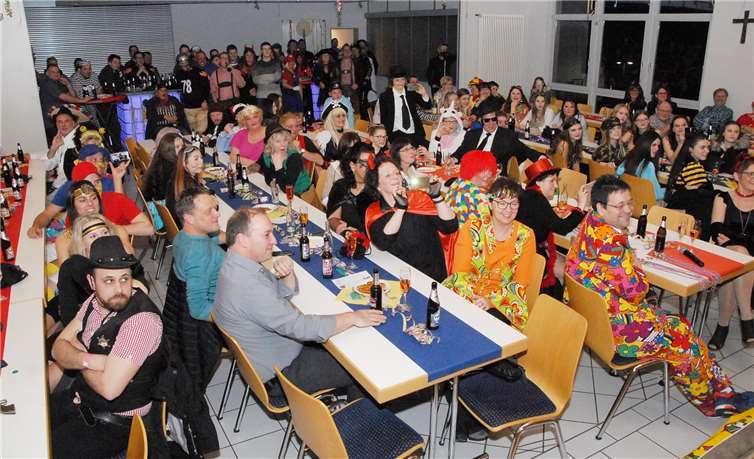 Gebannt verfolgten die vielen bunt kostümierten Besucher der Marienhausener Karnevalsparty das Geschehen auf der Bühne. Sämtliche Vorführungen wurden von Eigengewächsen der närrischen Gemeinde dargeboten.