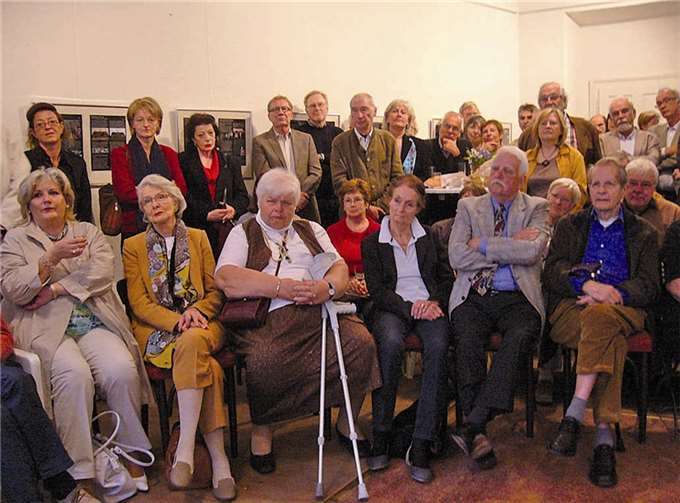 Gebannte Zuhörer bei der Lesung aus den Lebenserinnerungen von Ella von Guillaume. privat