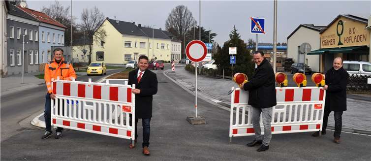 Geben den Verkehr frei, von links: Markus Becker (Berthold Becker GmbH), Bürgermeister Holger Jung, Holger Weber (Strabag AG) und der Technische Beigeordnete Heinz-Peter Witt.Quelle: Stadt Meckenheim