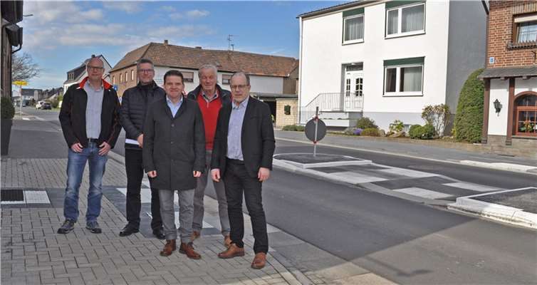 Geben den verbreiterten Gehweg samt Querungshilfe frei, von links: Lutz Ebert, Bauleiter der Strabag AG, Marcus Witsch, Leiter des städtischen Fachbereichs Verkehr und Grünflächen, Bürgermeister Holger Jung, der Ortsvorsteher von Ersdorf Ferdinand Koll und Heinz-Peter Witt, Technischer Beigeordneter der Stadt Meckenheim und erster Betriebsleiter der Stadtwerke Meckenheim. Foto: Stadt Meckenheim