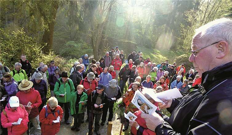 Gebet, Gesang und meditative Pilgerimpulse begleiteten die Fußpilger auf ihrem 100-Kilometer-Fußweg nach Trier, den einige Pilger vorweg mit einem „Zubringertag“ von Oberfell und Andernach nach Mayen ergänzten.