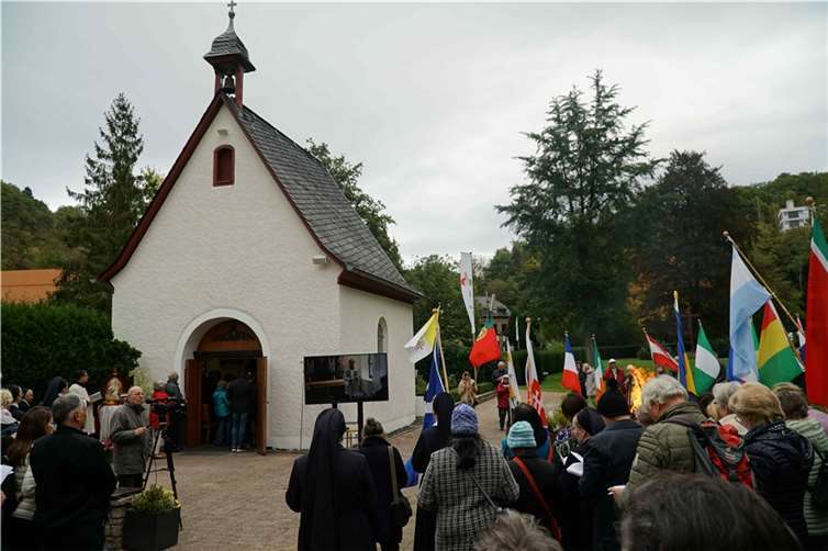 Gebet an der Gnadenkapelle.