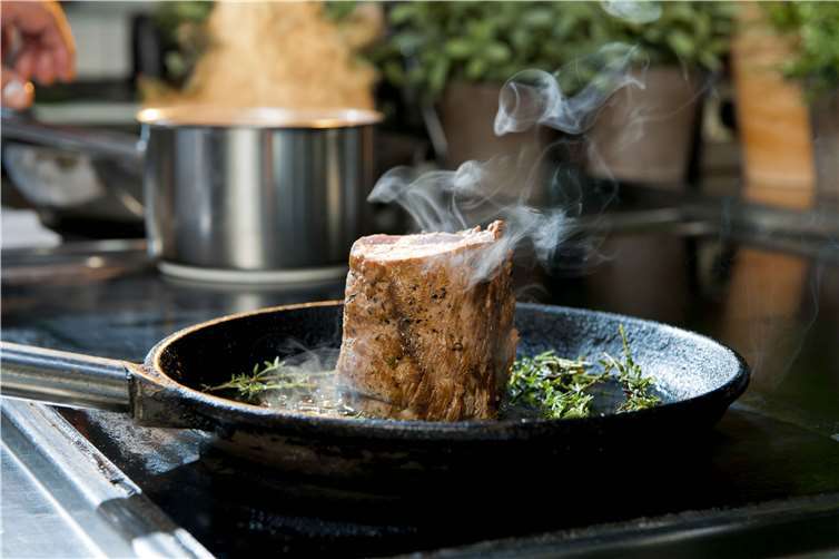 Gebraten und mit Kräutern gewürzt: Saftiges Fleisch aus der Pfanne.Dorint Hotels & Resorts/POCHA/BURWITZ