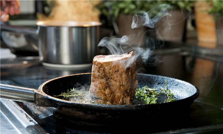Gebraten und mit Kräutern gewürzt: Saftiges Fleisch aus der Pfanne.Pocha/Burwitz/Dorint Hotels und Resorts