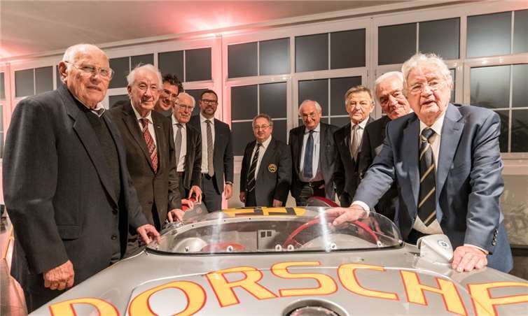 Geburtstagsfeier mit ehemaligen Rennfahrern, vorne links Herbert Linge und ganz hinten Kurt Ahrens.Daimler AG