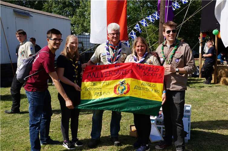 Geburtstagsgrüße aus Bolivien, überreicht von Paul Berens (re) an die Stammesleiter Sonja Runge und Erich Krämer (Mitte).