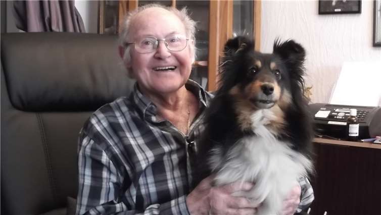 Geburtstagskind Helmut Necker und seine Sheltiedame Oki sind ein gutes Team.Foto: privat