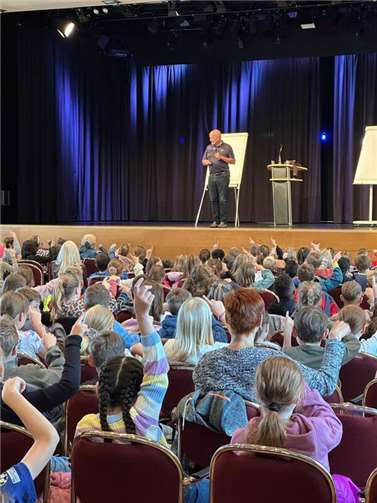 Spielerisch das Gedächtnis trainieren  Gedächtnistrainer Gregor Staub verhalf den Grundschulkindern binnen weniger Minuten zu einem echten Lernerfolg.
