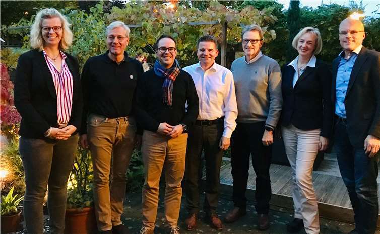 Gedankenaustausch: Vertreter der Vorstands- und Fraktionsspitze der CDU Meckenheim trafen sich mit Abgeordneten (v.l.): stellvertretende Stadtverbandsvorsitzende Carolin Norden, Bundestagsabgeordneter Norbert Röttgen, Fraktionsvorsitzender Joachim Kühlwetter, Holger Jung als Vertreter von Bürgermeister Bert Spilles, CDU-Vorsitzender Rainer Friedrich, stellvertretende Fraktionsvorsitzende Ariane Stech und Landtagsabgeordneter Oliver Krauß. Foto: CDU Meckenheim