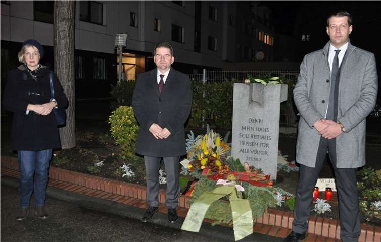 Gedenke der Opfer der Pogromnacht: Bürgermeister Holger Jung (Mitte) und seine beiden Stellvertreter Ariane Stech (links) und Tobias Pötzsch (rechts). Quelle: Stadt Meckenheim
