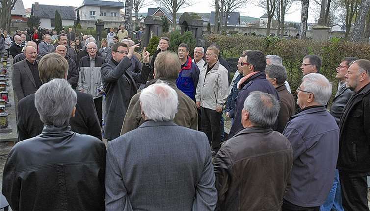 Gedenken am Ehrenmal auf dem Friedhof: Der Männerchor unter Leitung von Marco Herbert und der Musikverein Polch mit Dirigent Jonas Häring sorgten für die feierliche musikalische Begleitung.
