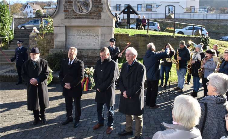 Gedenken am Ehrenmal mit Karl Josef Hühner, Hans Werner Breithausen, Martin Lerbs und Hans Dieter Siegel. HEP