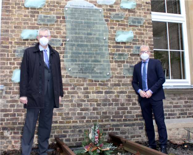 Gedenken am Rathaus: Bürgermeister Ludger Banken (li.) und MdL Oliver Krauß.