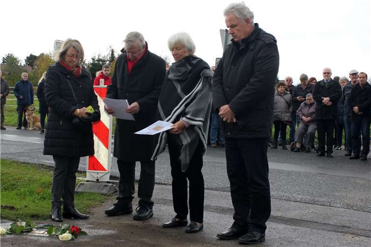 Gedenken an Benedict und Johanna Schweitzer, v.r.: Bürgermeister Raetz und die Paten Elisabeth Vollert sowie Heidi und Bernd Ewich.Stadt Rheinbach