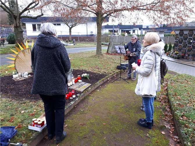 Gedenken an der anonymen Grabstelle für die „Sternenkinder“ auf dem Oberlahnsteiner Friedhof. Foto: Frauenwürde/privat
