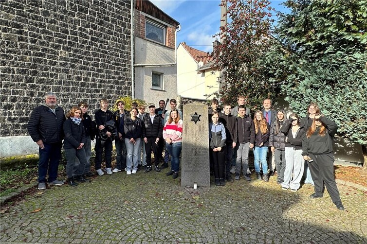 Gedenken an die Mendiger Opfer der NS-Gewaltherrschaft – am Ort der am 9. November 1938 niedergebrannten Synagoge in der Niedermendiger Wollstraße. Foto: Stefan Pauly/VG-Verwaltung Mendig