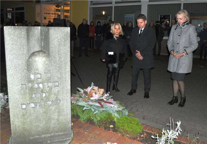 Gedenken der unzähligen Opfer und der Toten der Reichspogromnacht, von links: Dr. Margret Traub, Bürgermeister Holger Jung und die erste Stellvertretende Bürgermeisterin Ariane Stech. Foto: Stadt Meckenheim