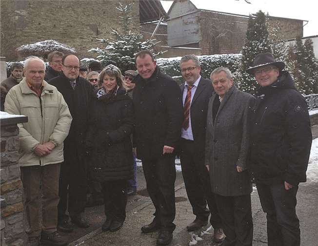 Gedenken ion Düngenheim (v. l.): Gerd Weber, Stadtbürgermeister von Kaisersesch, Landrat Manfred Schnur, Bürgermeister Albert Jung, Ortsbürgermeister Manfred Bons, Anke Beilstein, Mario Zender und Manfred Roden, jetziger Eigentümer des Hauses, in dem die Familie David gelebt hat. privat