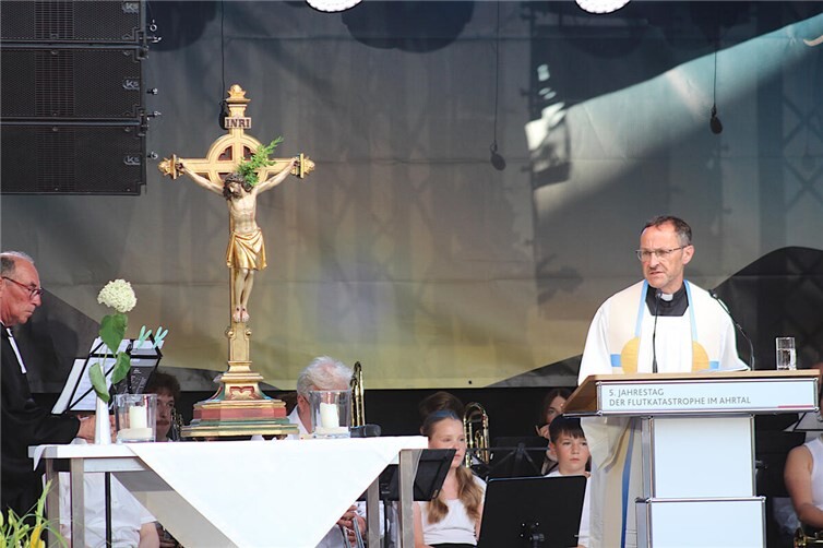 Gedenken mit Pfarrer Jörg Meyrer.  Fotos: