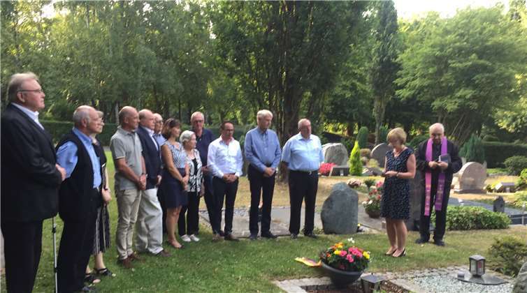 Gedenkfeier auf dem Waldfriedhof mit Pfarrer i. R. Albrecht Tewes (v. r.) und er CDU-Vorsitzenden Katja Kroeger. privat