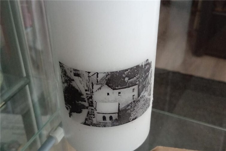 Gedenkkerze mit dem Foto der Rheinbrohler Synagoge bis 1938.
