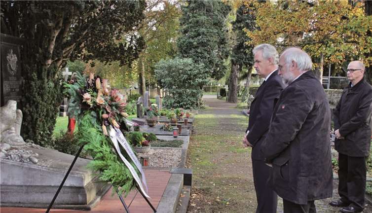 Gedenkminute am Grab des verstorbenen Ehrenbürgers Karl Commeßmann: Karl-Heinz Kerstholt (v.li.), Stefan Raetz und Axel Wilcke. -STEIN-