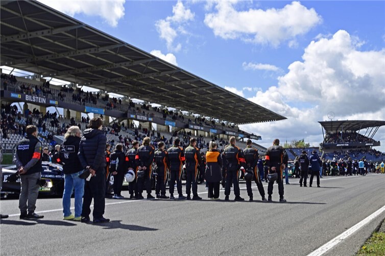 Gedenkminute während der Startaufstellung für den am Tag zuvor für den verstorbenen Fahrer Juha Miettinen.