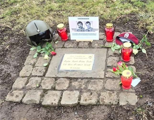 Gedenkstein an der ehemaligen Hauptwache des Flugplatzes.