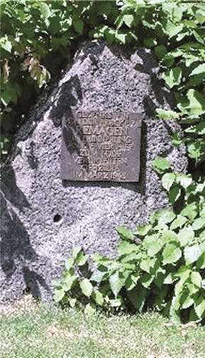 Gedenkstein in Oberirsen bei Altenkirchen. Er erinnert an die zu Unrecht getöteten Offiziere.