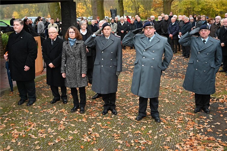 Gedenkstunde des Kreises Ahrweiler auf dem Soldatenfriedhof.  Fotos: RASCH