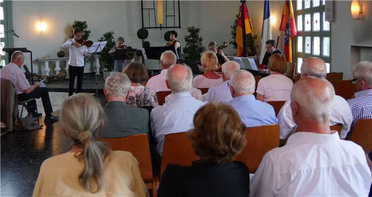 Gedenkstunde in der vollbesetzten Friedhofshalle in Bad Ems.Fotos: privat