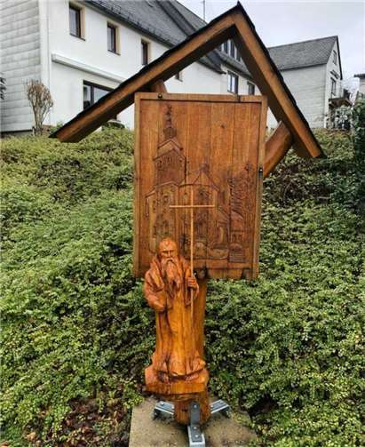 Gedenktafel mit Antoniusstatue am alten Kirchplatz.Quelle: Heimat- und Verschönerungsverein Nörtershausen