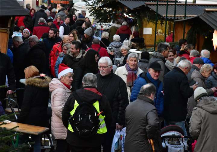 Gedränge herrschte auf dem Weihnachtsmarkt an vielen Häuschen.