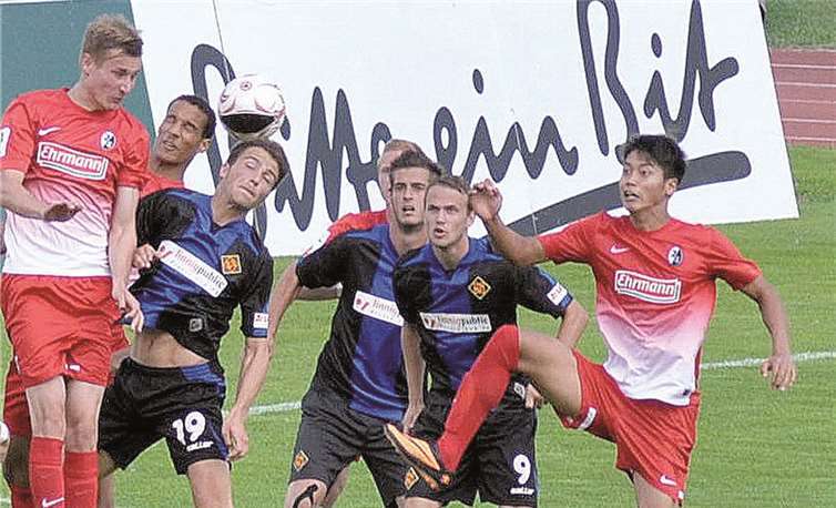 Gedränge im Strafraum mit den Koblenzern (v.l.) Daniel Neustädter, Ideal Iberdemaj und Jerome Assauer.  UKO