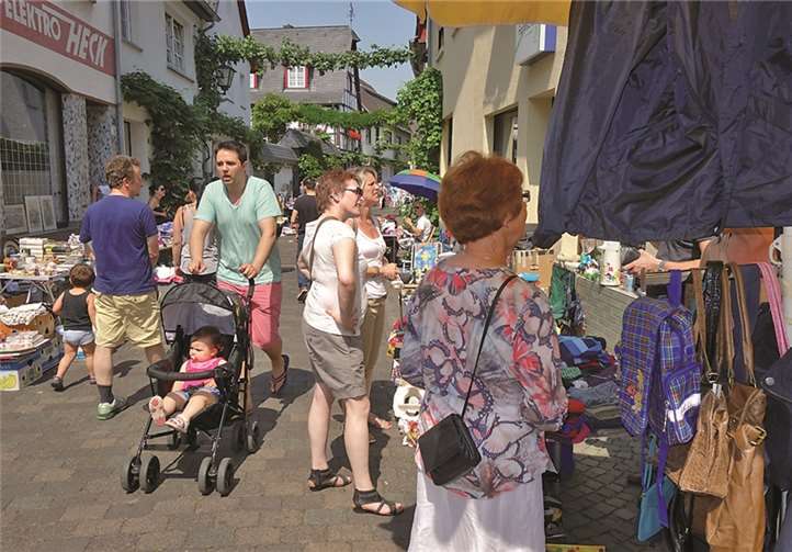 Gedränge in der Kölner Straße: Längst ist der Osanna-Markt mehr als ein Geheimtipp und zieht Besucher aus nah und fern nach Erpel.