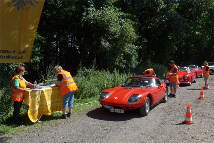 Geduldig abgewartet: kurzes Anstehen vor dem Lösen der Geschicklichkeitsaufgabe. Fotos: privat