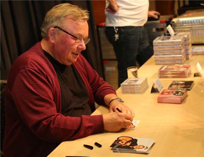 Geduldig erfüllte Bernd Stelter nach Konzertende noch die zahlreichen Autogrammwünsche seiner Fans.StF