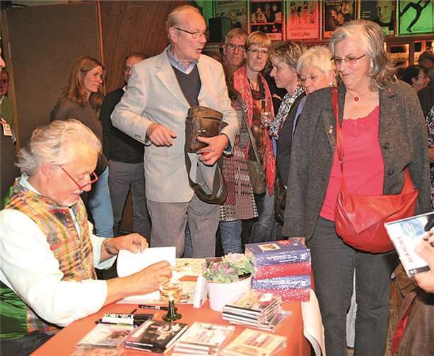 Geduldig erfüllte Konrad Beikircher alle Autogrammwünsche seiner Fans