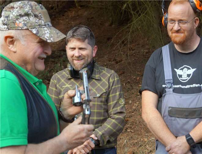 Geduldig erklärte Max Wiegand Revolver und Pistole sowie die korrekte Handhabung dieser Faustfeuerwaffen. Foto: TT