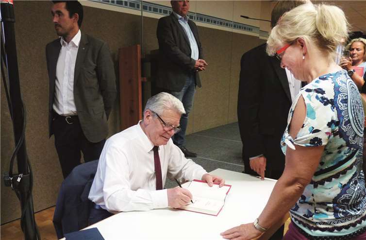 Geduldig signierte Gauck die von seinen ‚Fans‘ erworbenen Bücher.