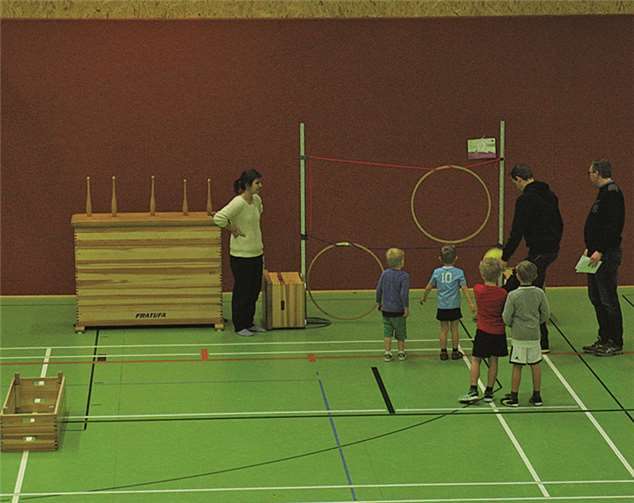 Geduldig stellten sich die Kinder an den Stationen an. privat