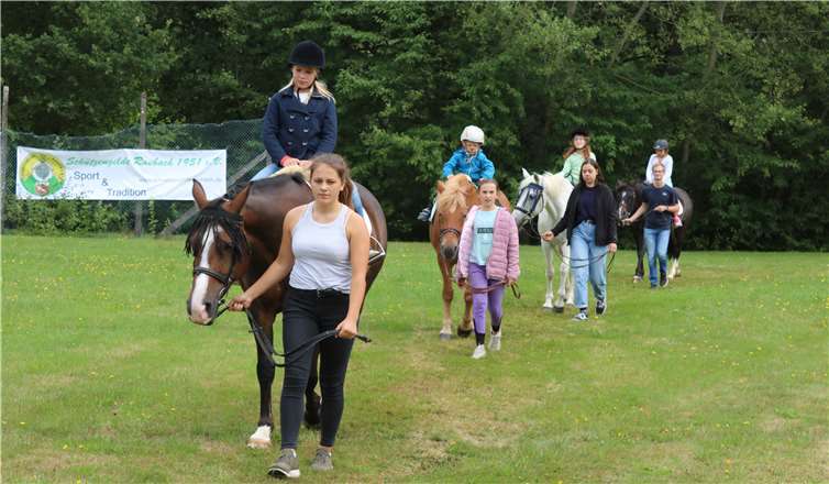 Geduldig trugen die Schulponys des Reitervereins ihre kleinen Gäste.