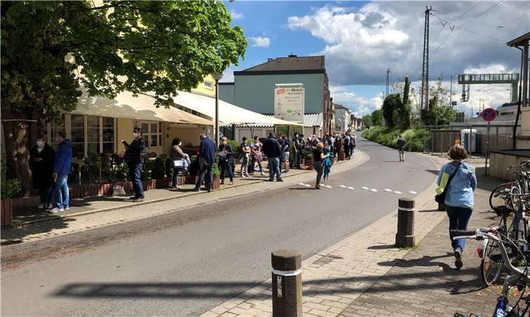 Geduldig wartete man auf seinen Piks.