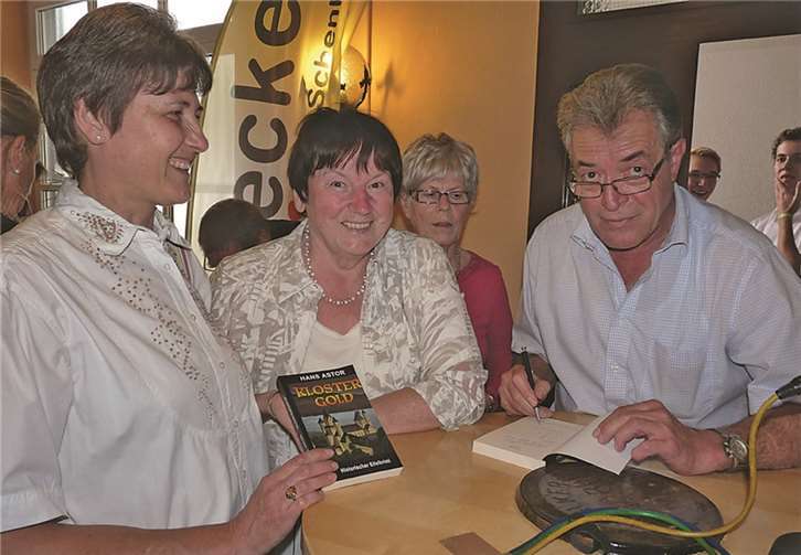 Geduldig warteten die Fans darauf, ihr Buch von Hans Astor signieren zu lassen.